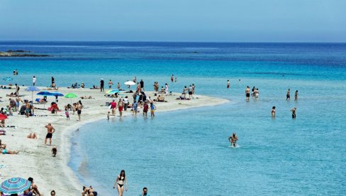 DRAMA NA PLAŽI U PARALIJI: Mali Ognjen izgubio roditelje u prepunom letovalištu, Srbi hitno digli alarm na društvenim mrežama