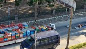 НАПАЛЕ СУ ЉУДЕ, ИЗБОДЕНА И ДЕЦА Ужас у Краљеву: Кошнице испале из камиона, пчеле угрозиле грађане