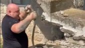 МАЈКО МОЈА, ЈАО! Чувеног змијоловца ујела змија: Пази, изеде те! (ВИДЕО)
