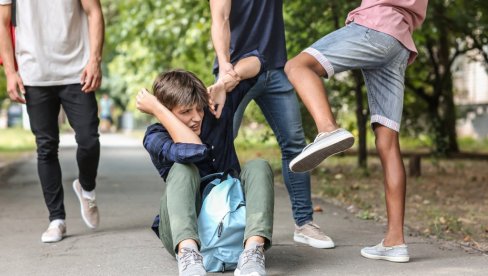 MORALI DA KLEČE  I DA LJUBE NOGE: Roditelji trojice beogradskih osnovaca prijavili vršnjačko nasilje