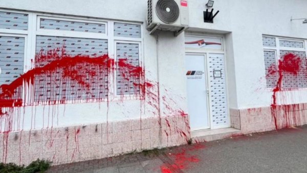 ВАНДАЛСКИ НАПАД НА СТРАНАЧКЕ ПРОСТОРИЈЕ Огласио се ОО СНС Сурчин: Насиље и мржња никад неће победити пристојну Србију (ФОТО/ВИДЕО)