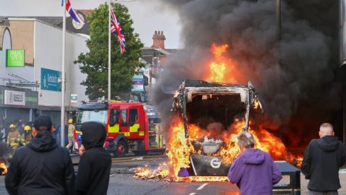 NOĆ KADA JE BUKNUO BELFAST: Nasilje, suzavac i vatrene barikade u Severnoj Irskoj