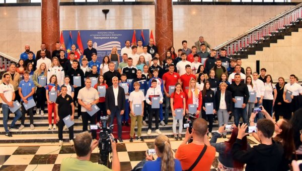 ПОДСТРЕК МЛАДИМ ТАЛЕНТИМА: У Покрајинској влади уручени уговори о стипендирању 85 младих спортиста и 24 тренера