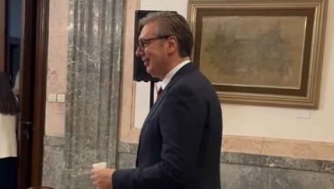 MALI OBJAVIO SIROVI MATERIJAL! Vučić se oprobao u badmintonu, pa kroz smeh poručio: Ne mogu nikako da ga stignem! (VIDEO)
