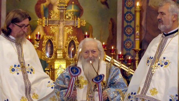ЕДИН УСРЕД БЕОГРАДА СИПА МРЖЊУ ПРОТИВ СПЦ: Промовисана књига о тобожњој политичкој делатности цркве у БиХ од 1989. до 1996. године