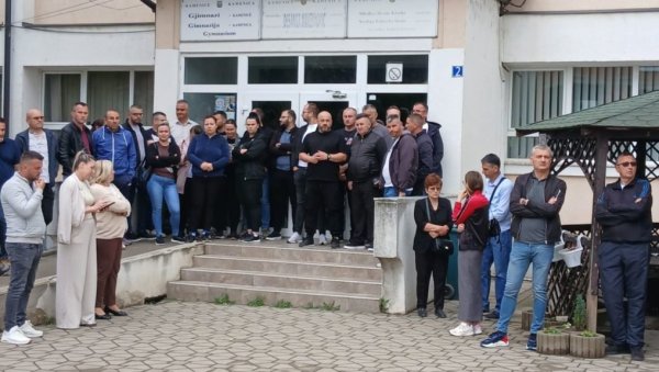 КОЛЕГЕ ОДРЖАЛЕ ПОЛУСАТНИ ПРОТЕСТ: Због хапшења двојица директора српских основних школа из Косовске Каменице