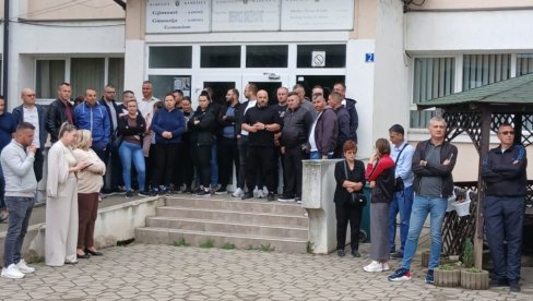КОЛЕГЕ ОДРЖАЛЕ ПОЛУСАТНИ ПРОТЕСТ: Због хапшења двојица директора српских основних школа из Косовске Каменице