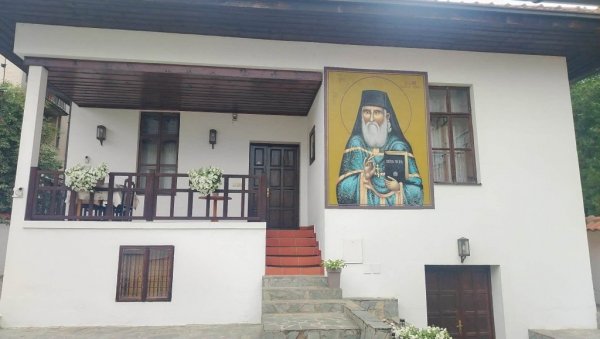 РОДНИ ГРАД ОБРИСАО ГОРЧИНУ: Како је црква „вратила“ Јустина Поповића у  родно Врање (ФОТО)