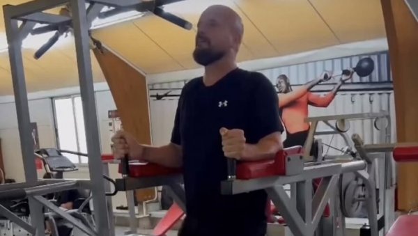 У 55. ГОДИНИ ПОКАЗАО НЕВЕРОВАТНУ ФОРМУ: Бобан Рајовић ради тренинге пред наступе (ФОТО)