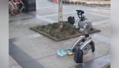 ОВО ЈОШ НИСТЕ ВИДЕЛИ: Робот клечи на улици и проси (ВИДЕО)