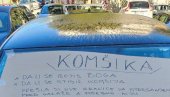 КОМШИКА, БОЈИШ ЛИ СЕ БОГА? Порука на ауту о којој бруји БиХ - видите шта ради на паркингу испред зграда (ФОТО)