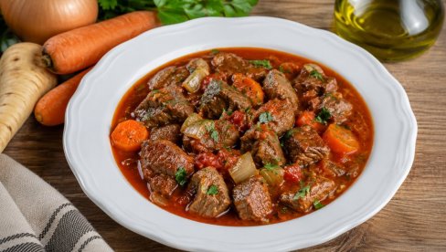 JUNEĆI JAHNI U BOGATOM SOSU OD POVRĆA: Porodični ručak koji uvek uspeva