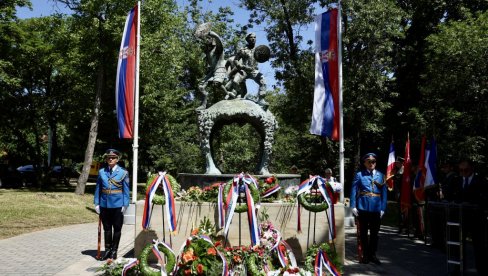 ОДАНА ПОЧАСТ ХЕРОЈИМА СА КОШАРА Венци за пале јунаке: Наше су границе управо тамо где су их они исписали својом крвљу (ФОТО)