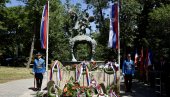 ОДАНА ПОЧАСТ ХЕРОЈИМА СА КОШАРА Венци за пале јунаке: Наше су границе управо тамо где су их они исписали својом крвљу (ФОТО)