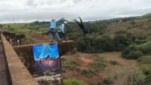 MARIJU (21) BACILI SA MOSTA U SMRT, PA POBEGLI: NJen verenik gledao kako pada sa visine od 40 metara, pa zanemeo (UZNEMIRUJUĆI VIDEO)