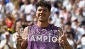 ŠELTON NAJBOLJI U ŠTUTGARTU: Amerikanac pobedio zemljaka i podigao trofej