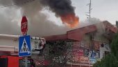 НАЈНОВИЈИ СНИМЦИ ПОЖАРА НА НОВОМ БЕОГРАДУ: Ватра прождире локале у Енјубу, 40 ватрогасаца бори се са стихијом (ФОТО/ВИДЕО)
