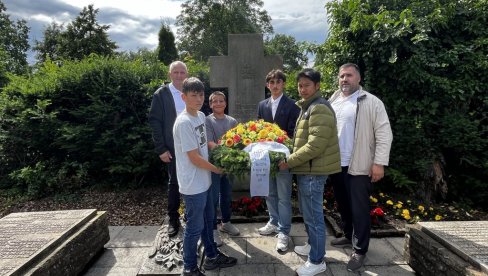 POTOMCI SE POKLONILI SENIMA PREDAKA: U Osnabriku otkriveno obeležje za 116 jugoslovenskih oficira zatočenika nemačkog logora