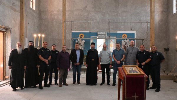 У ОКВИРУ СКУПА НА ТЕМУ НАУЧНОГ И ЦРКВЕНОГ ПОГЛЕДА НА ДАРОВИТОСТ: Игуман манастира Хиландар посетио храм Свете Петке у КПЗ Сремска Митровица