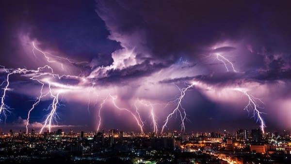 НЕВРЕМЕ СТИЖЕ У СРБИЈУ: Прете пљускови, грмљавина и град, на удару и Београд