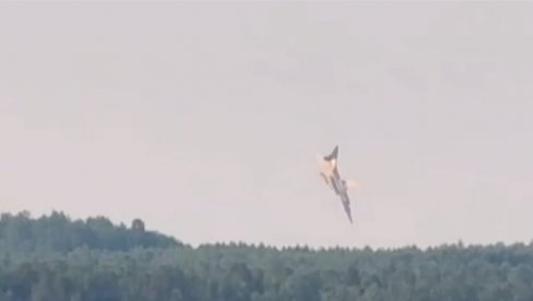 ПОГЛЕДАЈТЕ - Стравичан снимак пада руско бомбардера Ту-22М3 у Сибиру (ВИДЕО)