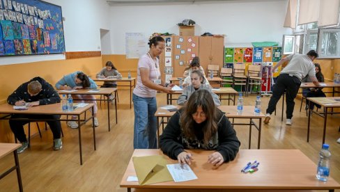 ПРЕОКРЕТ ПРЕД НОВУ ШКОЛСКУ ГОДИНУ: Ђаци ће ипак имати два изборна предмета, школама стигао нови мејл