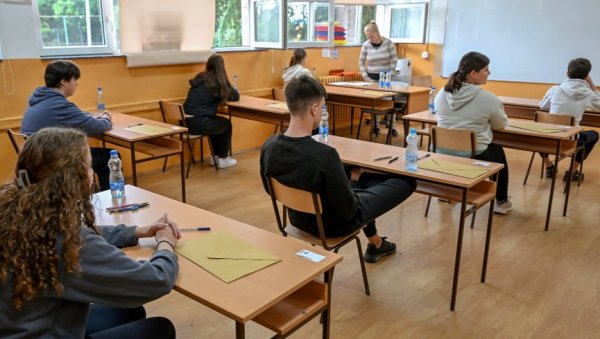 ТРЕЋИ ДАН МАЛЕ МАТУРЕ: Осмаци полажу тест из једног од пет изабраних предмета