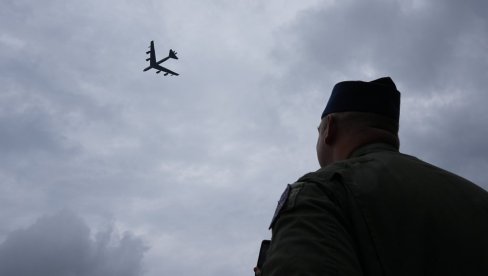 ОД АМЕРИЧКОГ БОМБАРДЕРА ОСТАЛИ САМО ДУГМИЋИ... Пао стратешки бомбардер Б-52 у бази Едвардс (ВИДЕО/ФОТО)