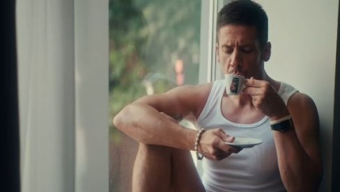 MOJA SI ŽIVA RANA: Nikola Rokvić u ovakvom raspoloženju pije svoje omiljeno piće (FOTO)