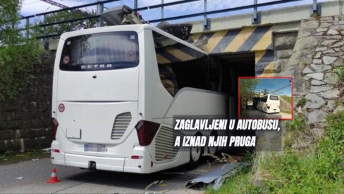 UŽAS KOD RIBNIKA: Autobus se zaglavio ispod nadvožnjaka, putnici zarobljeni, a iznad prolazi voz - pruga (FOTO)