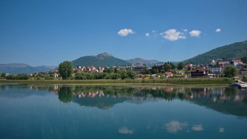 OGROMNA ZMIJA USLIKANA U CRNOJ GORI: Jedna od najdužih u Evropi (FOTO)