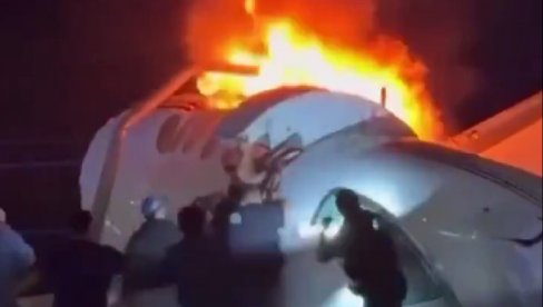AVION PAO NASRED AUTO-PUTA I IZGOREO: Putnici iskakali kroz prozore - ima mrtvih (VIDEO)