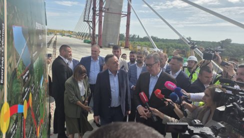 VAŽAN DAN ZA SRBIJU: Predsednik Vučić na spajanju glavne mostovske konstrukcije u okviru Fruškogorskog koridora (VIDEO)