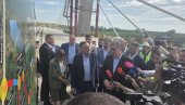 ВАЖАН ДАН ЗА СРБИЈУ: Председник Вучић на спајању главне мостовске конструкције у оквиру Фрушкогорског коридора (ВИДЕО)
