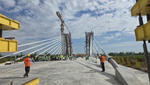 ОВАКО ИЗГЛЕДАЈУ РАДОВИ НА СПАЈАЊУ МОСТА ПРЕКО ДУНАВА: Нови мост код Новог Сада улази у завршну фазу (ФОТО)