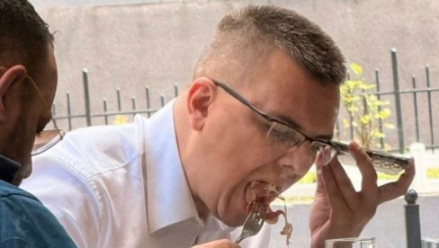 ПАРАНДИЛОВИЋ ПРОВЕО 81 СЕКУНДУ У СКУПШТИНИ? Ево га како једе у кафићу, а ти народе плати пут из Прибоја!