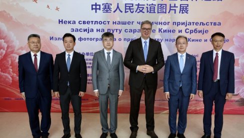 VUČIĆ NA OTVARANJU IZLOŽBE SINHUE O PRIJATELJSTVU SRBIJE I KINE: Najvažnija reč u našim odnosima je poverenje (VIDEO)