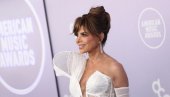 СЛАВНА ПЕВАЧИЦА ПРЕЖИВЕЛА ПАД АВИОНА: 15 пута јој оперисали кичму - данас има 63 године и изгледа невероватно
