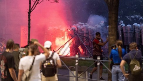 SRAMOTA: Blokaderi proglasili Srbe za genocidni narod (FOTO)