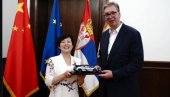 IDE BRZINOM, VEROVALI ILI NE, 496KM NA SAT! Vučić oduševljen poklonom koji je dobio od šefice BYD, pa pozvao kineskog giganta na Ekspo