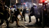 SAMI SA SOBOM NE MOGU: Blokaderi se tukli zbog zastave EU, dok su ulicama paradirali oblici života sa šlemovima Vermahta