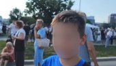 BLOKADERSKI NOVINAR TERA DETE DA PEVA POLITIČKE PESME: Jeziva zloupotreba dece u Novom Sadu (VIDEO)