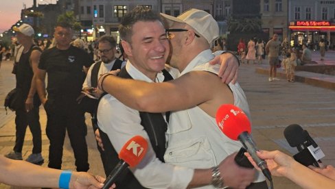 DOMAĆINSKI U NIŠU: DŽaja Amadeus i Tropiko drhte od uzbuđenja, jedan drugom brišu suze (FOTO)