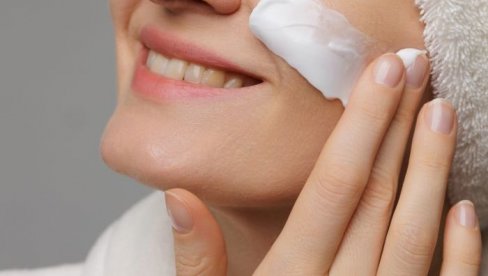 BACITE SVE KREME KOJE IMATE I NAPRAVITE OVU KOJA PEGLA BORE KAO NIŠTA: Ima samo 4 sastojka, pravi se za čas