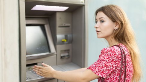 OPASNA PLJAČKA NA BANKOMATIMA: Prevaranti smislili neviđeni način da vam ukradu novac - Ubace papir i ode sve!