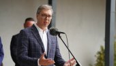 VUČIĆ IZAŠAO PRED DEMONSTRANTE: Deo me je dočekao zvižducima, a ja sam bio srećan što sam mogao da razgovaram sa njima (VIDEO)