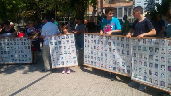 ДЕВЕТОРО РУДАРА КИДНАПОВАНО ПРИ ДОЛАСКУ НА ПОСАО: У северном делу Митровице обележена годишњица злочина ОВК