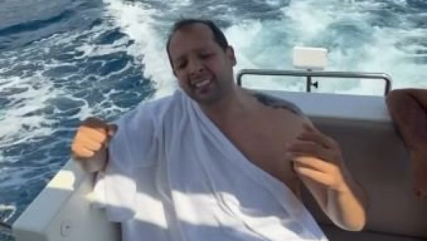 НА ЛУКСУЗНОЈ ЈАХТИ: Певач у несвакидашњем издању насред Јадрана запевао хит Шабана Шаулића (ФОТО)