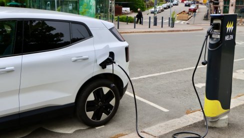 RAST CENA GORIVA UBRZAVA TRANZICIJU: Svaki peti novi automobil u EU je električni