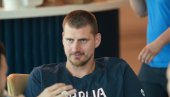 ЈОКИЋ ГЛЕДА И НЕ ВЕРУЈЕ: Саиграч му пљачка Денвер